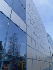 Rear-ventilated hanged cladding system